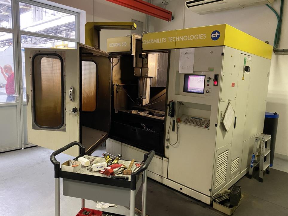 Kovoobrábecí stroje a pracovní obuv-1